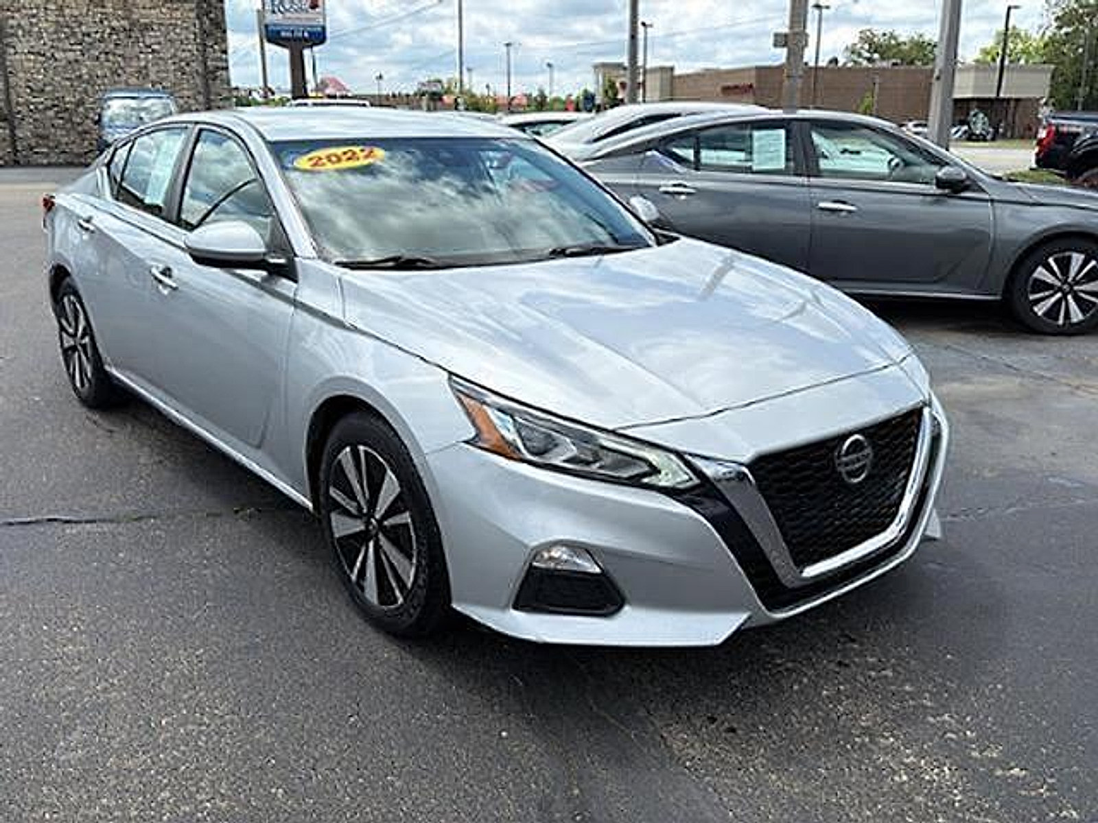 Used 2022 Nissan Altima 2.5 SV FWD image 1