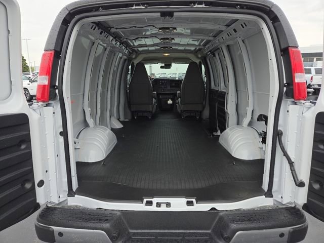 New 2026 GMC Savana 3500 RWD image 17