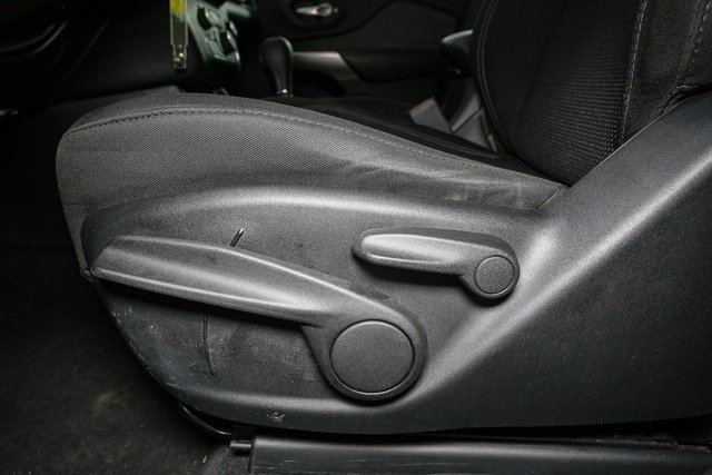 Used 2019 Jeep Cherokee Latitude w/ Cold Weather Group image 36