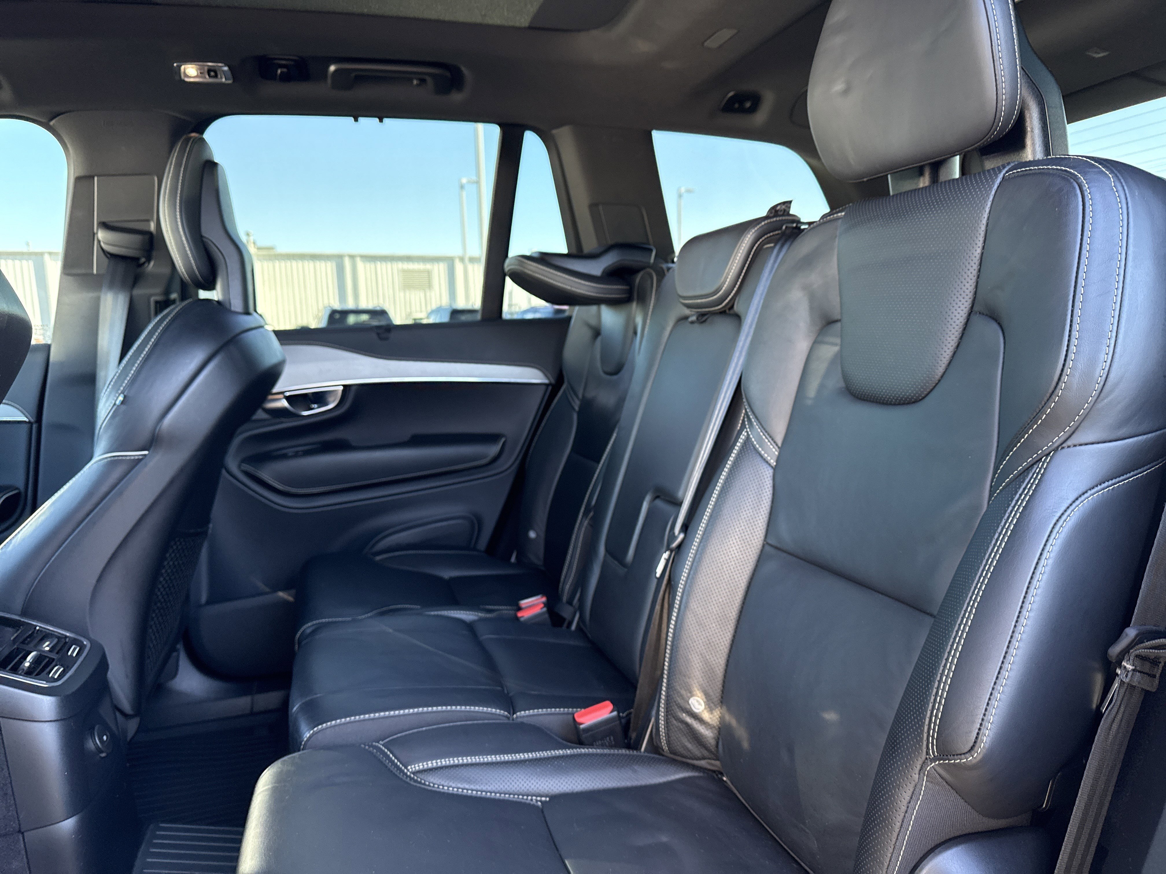 Used 2022 Volvo XC90 T8 R-Design w/ Advanced Package image 32