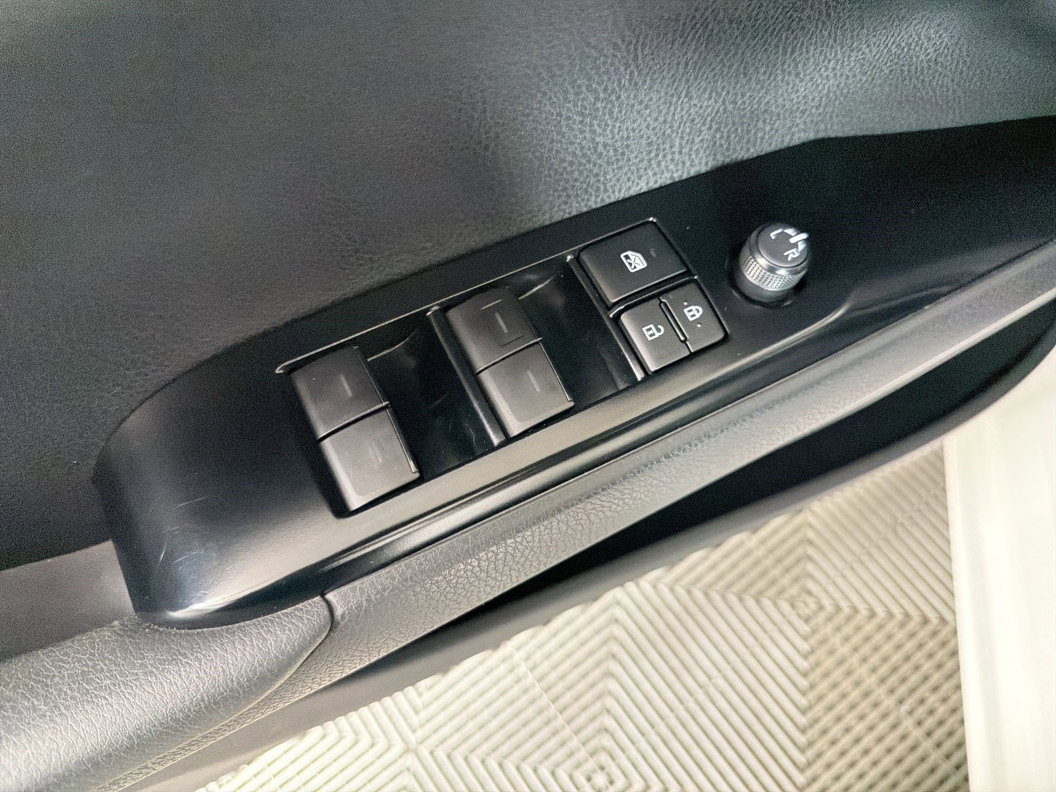 Used 2025 Toyota Camry SE w/ Multimedia Upgrade Package image 21