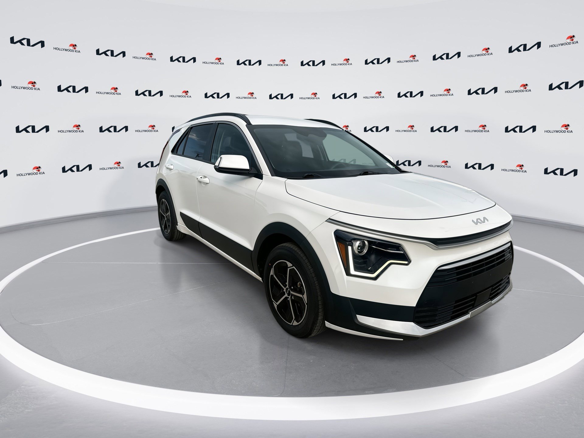 Used 2023 Kia Niro EX image 2