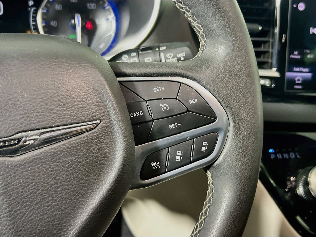 Used 2023 Chrysler Pacifica Touring-L FWD image 19