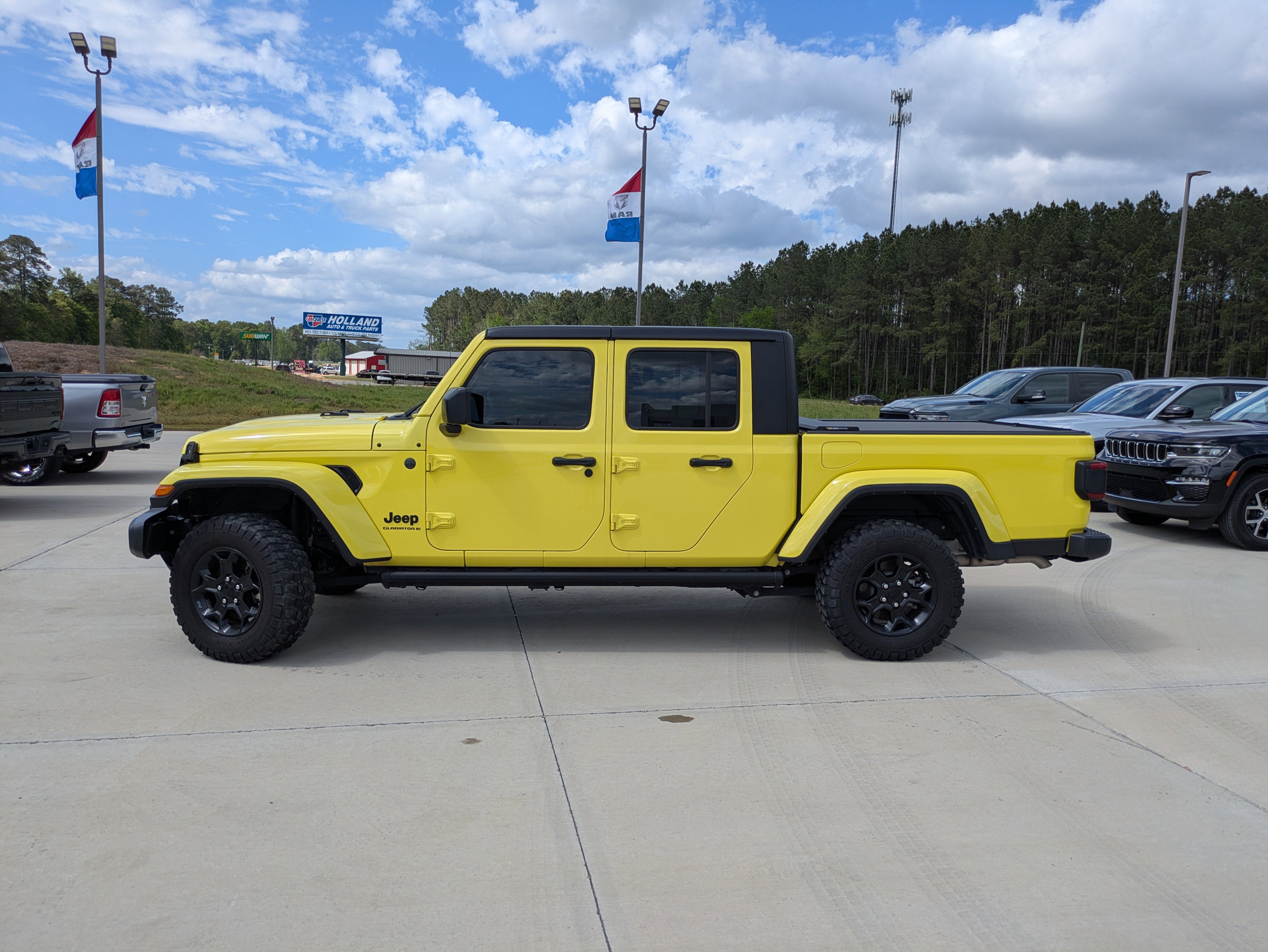 Used 2023 Jeep Gladiator Willys image 5