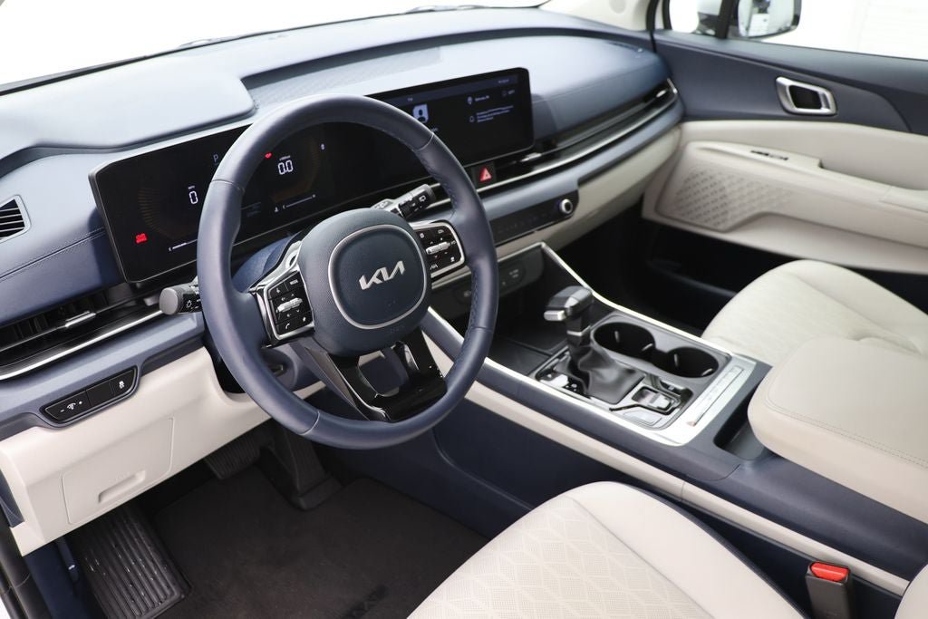 Used 2025 Kia Carnival EX FWD image 14
