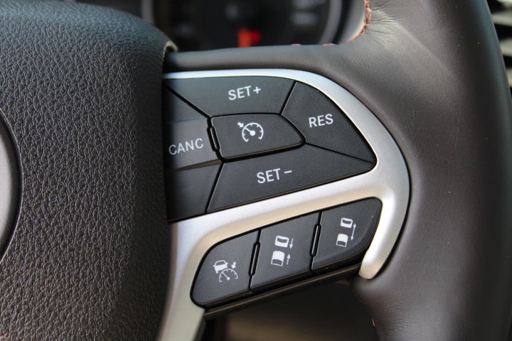 Used 2016 Jeep Cherokee Overland w/ Technology Group AWD/4WD image 12