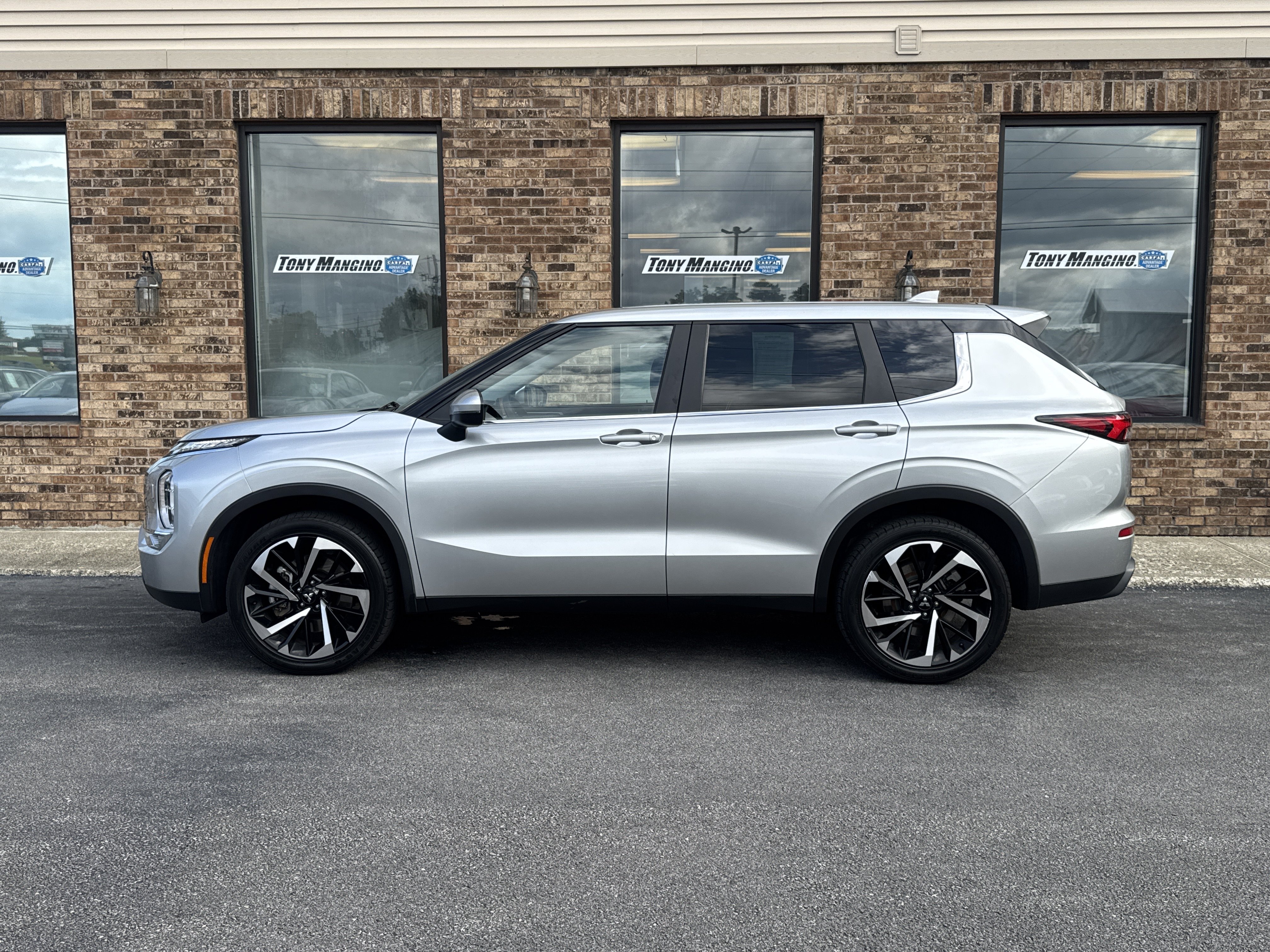 Used 2022 Mitsubishi Outlander ES AWD/4WD image 2