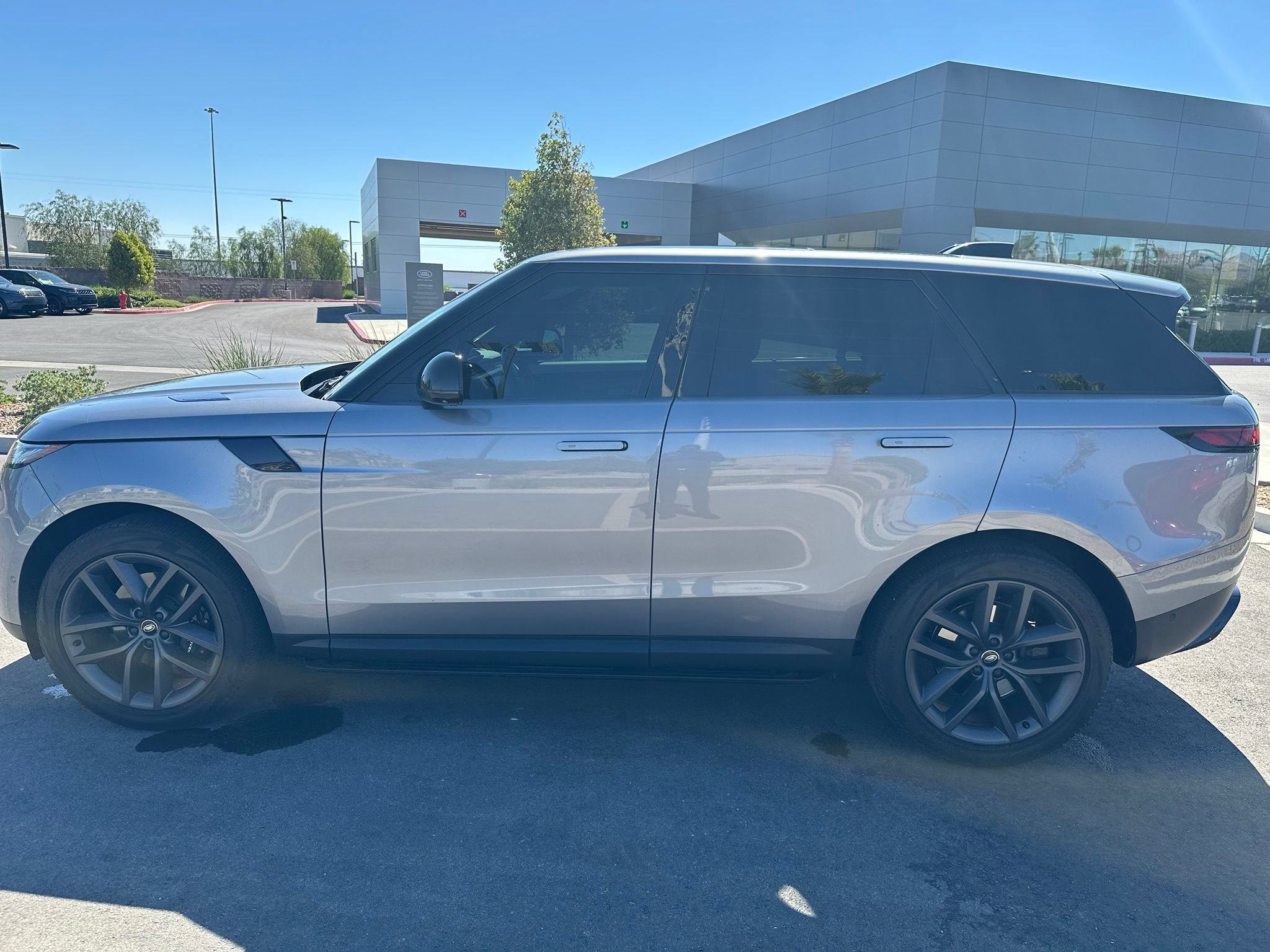 Used 2024 Land Rover Range Rover Sport SE AWD/4WD image 13