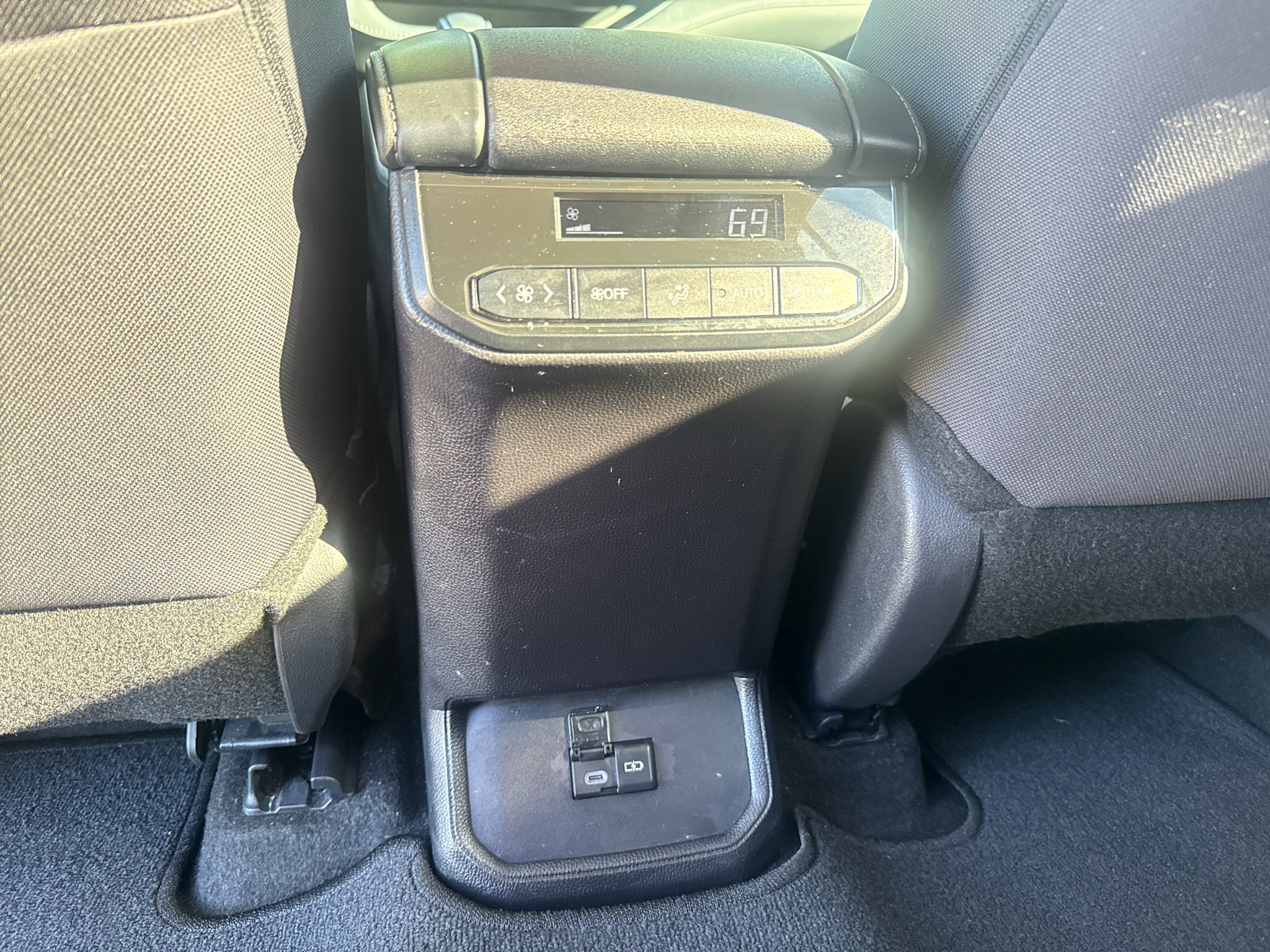 Used 2024 Toyota Highlander LE FWD image 29