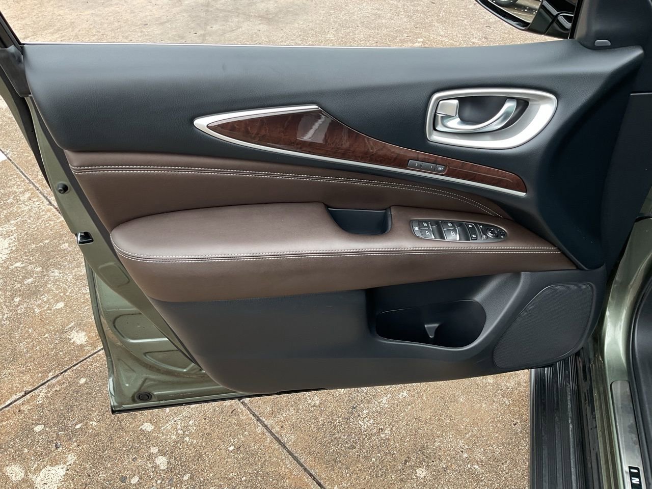 Used 2017 INFINITI QX60 FWD w/ Deluxe Technology Package image 12