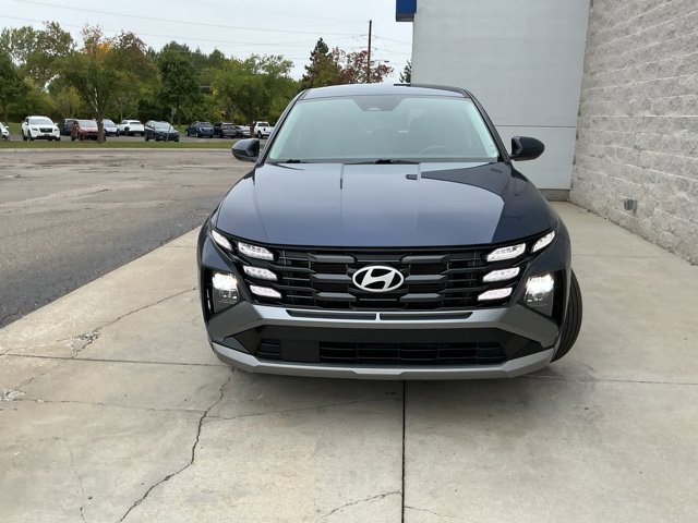 Used 2025 Hyundai Tucson SE FWD image 2
