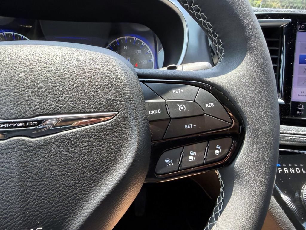 Used 2025 Chrysler Pacifica Limited FWD image 26
