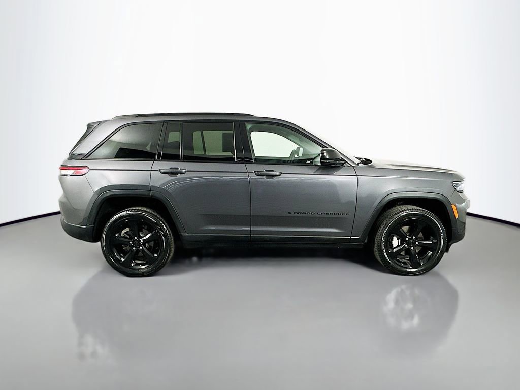 Used 2024 Jeep Grand Cherokee Limited w/ Black Appearance Package image 9