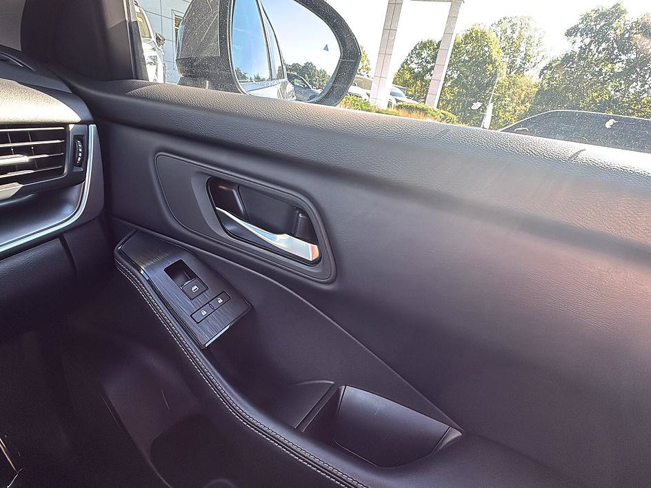 Certified 2025 Nissan Rogue SV AWD/4WD image 26