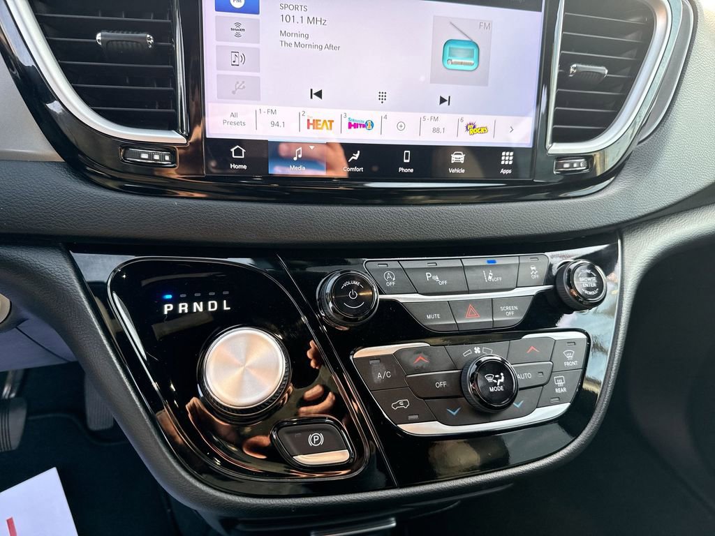 Used 2025 Chrysler Pacifica Select FWD image 19