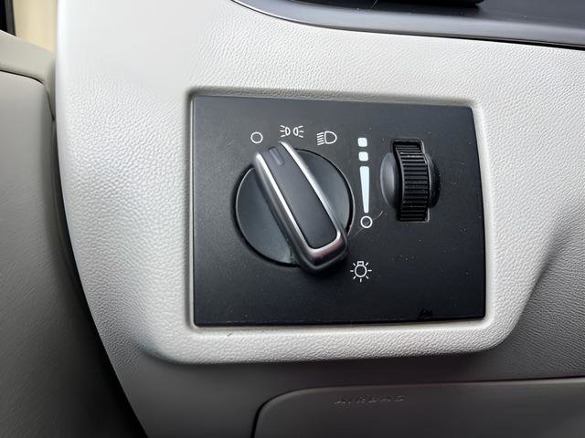 Used 2013 Volkswagen Routan SE image 14