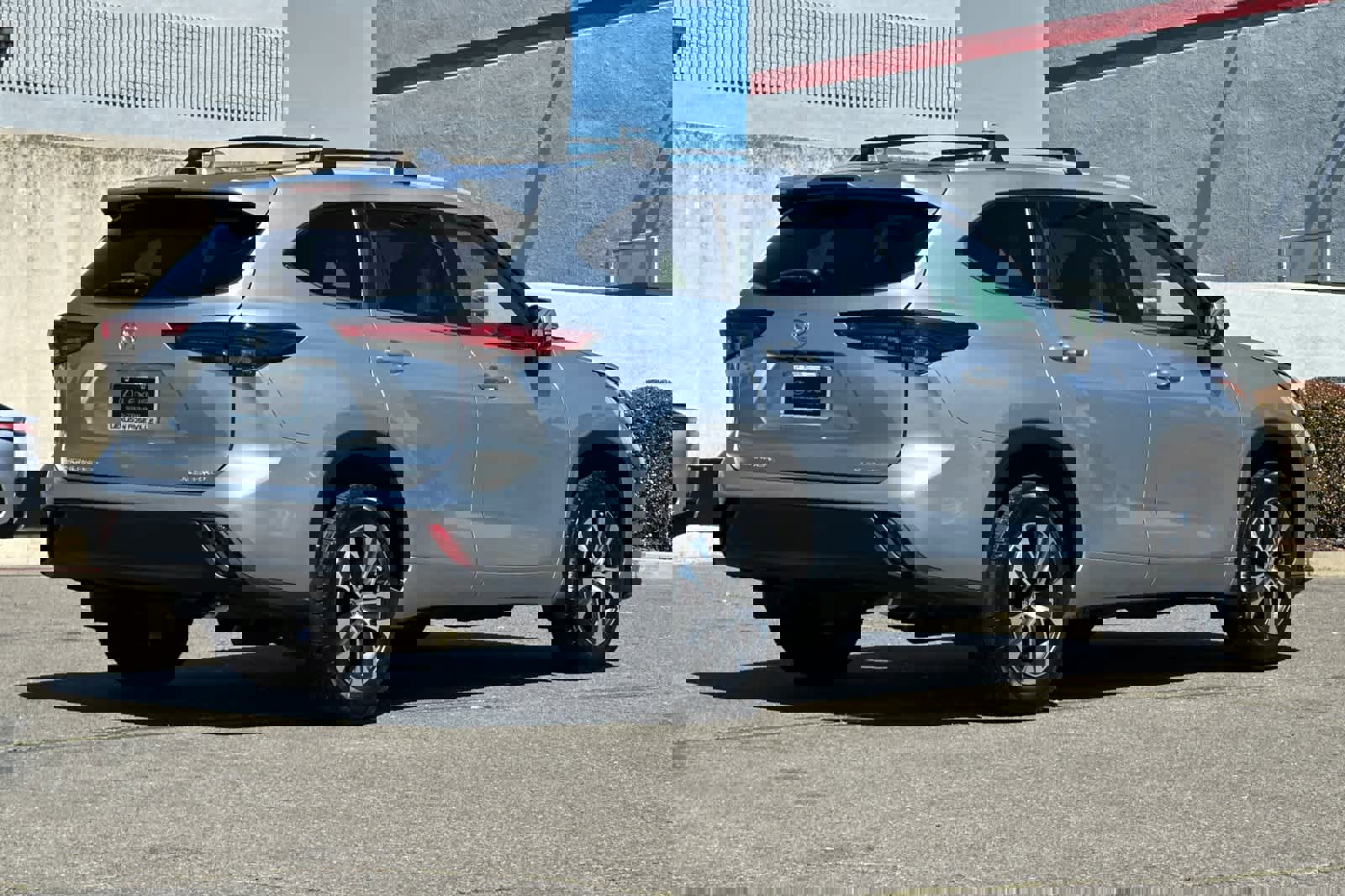 Used 2023 Toyota Highlander XLE image 2