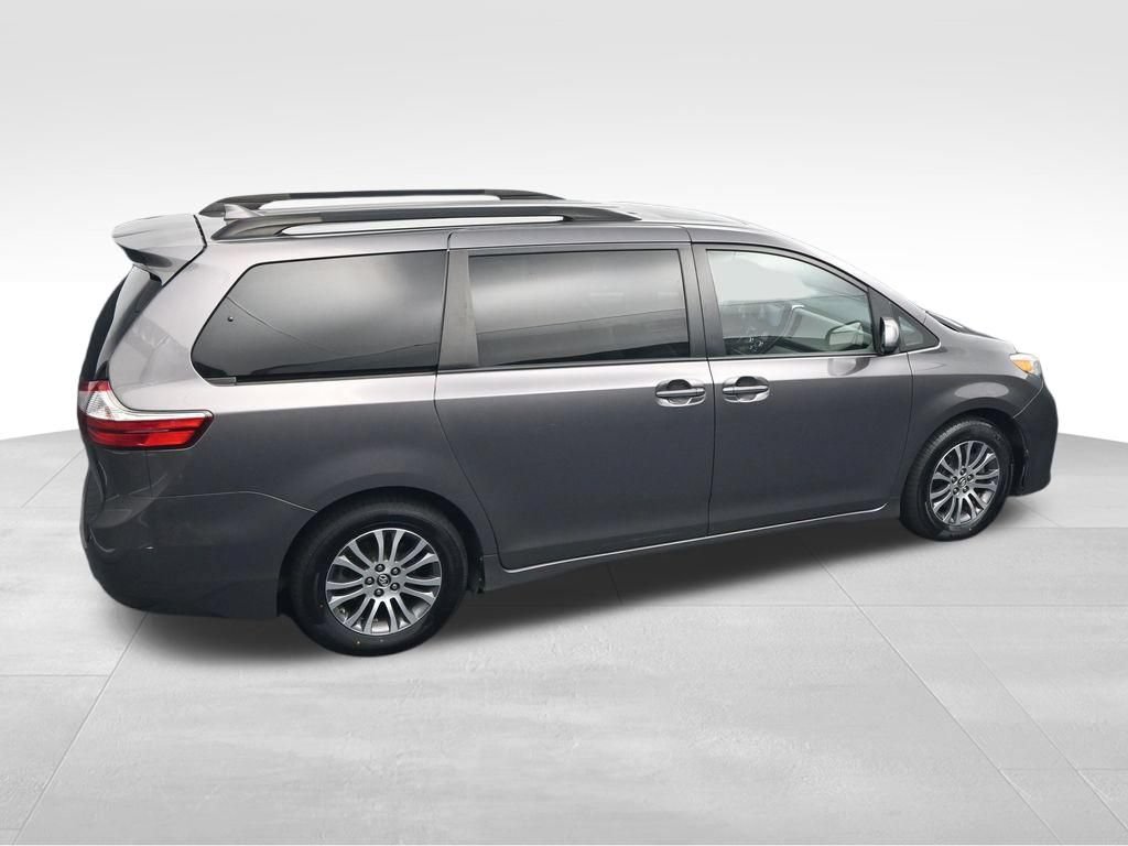 Used 2018 Toyota Sienna XLE w/ XLE Navigation Package FWD image 31