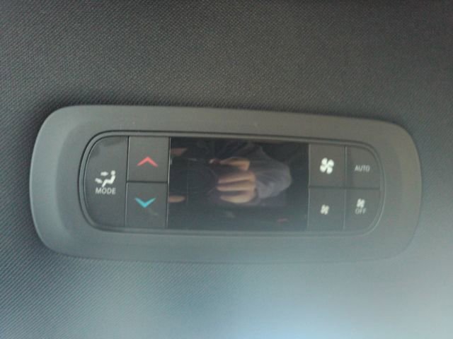 Used 2025 Chrysler Pacifica Select image 34