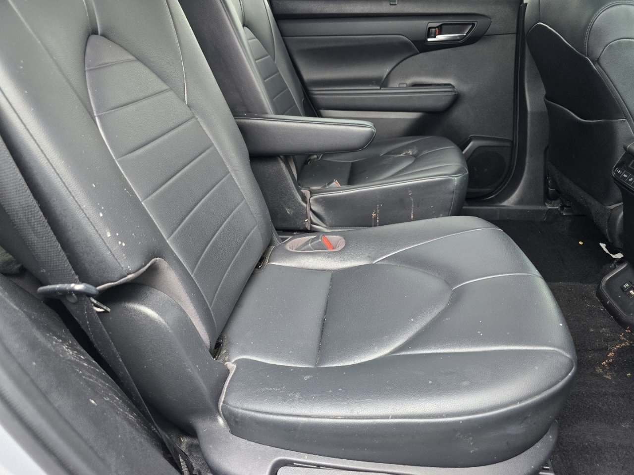 Used 2021 Toyota Highlander XLE image 12