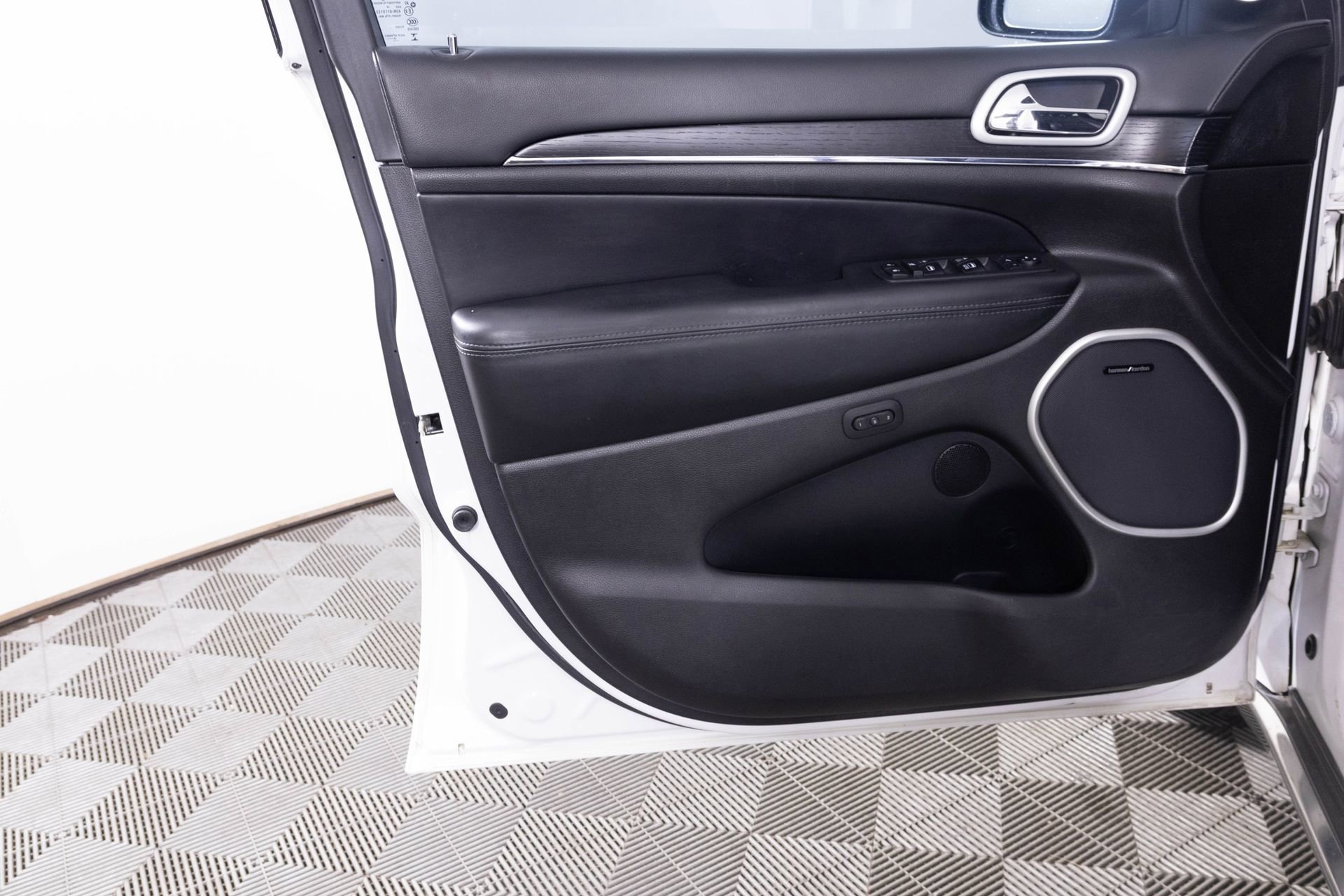 Used 2020 Jeep Grand Cherokee Summit image 16