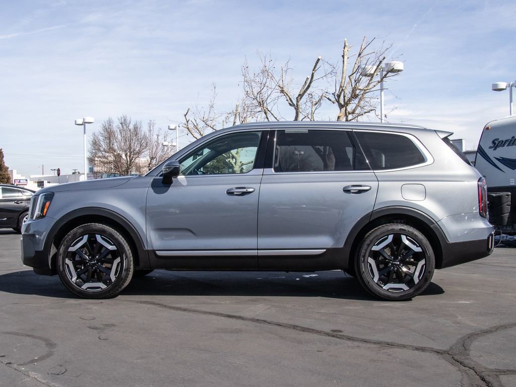 Used 2023 Kia Telluride EX w/ EX Captain's Chair Package image 4