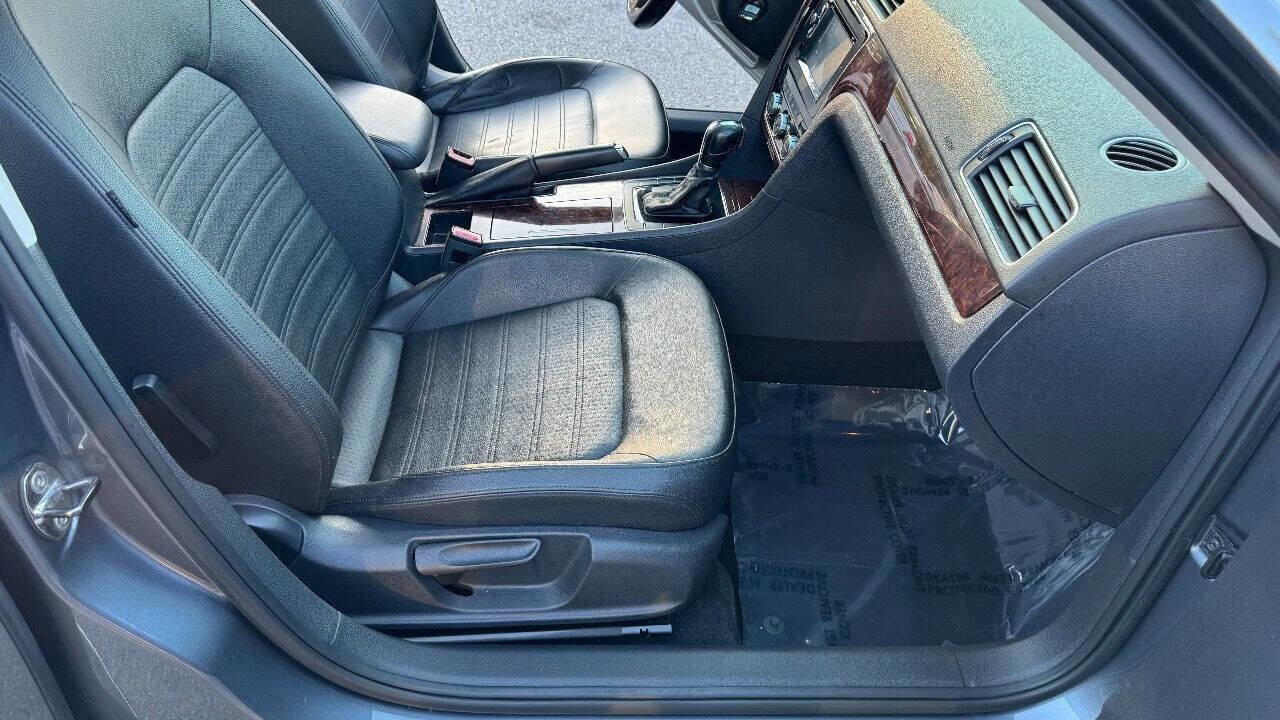 Used 2012 Volkswagen Passat 2.5 SEL Premium image 20