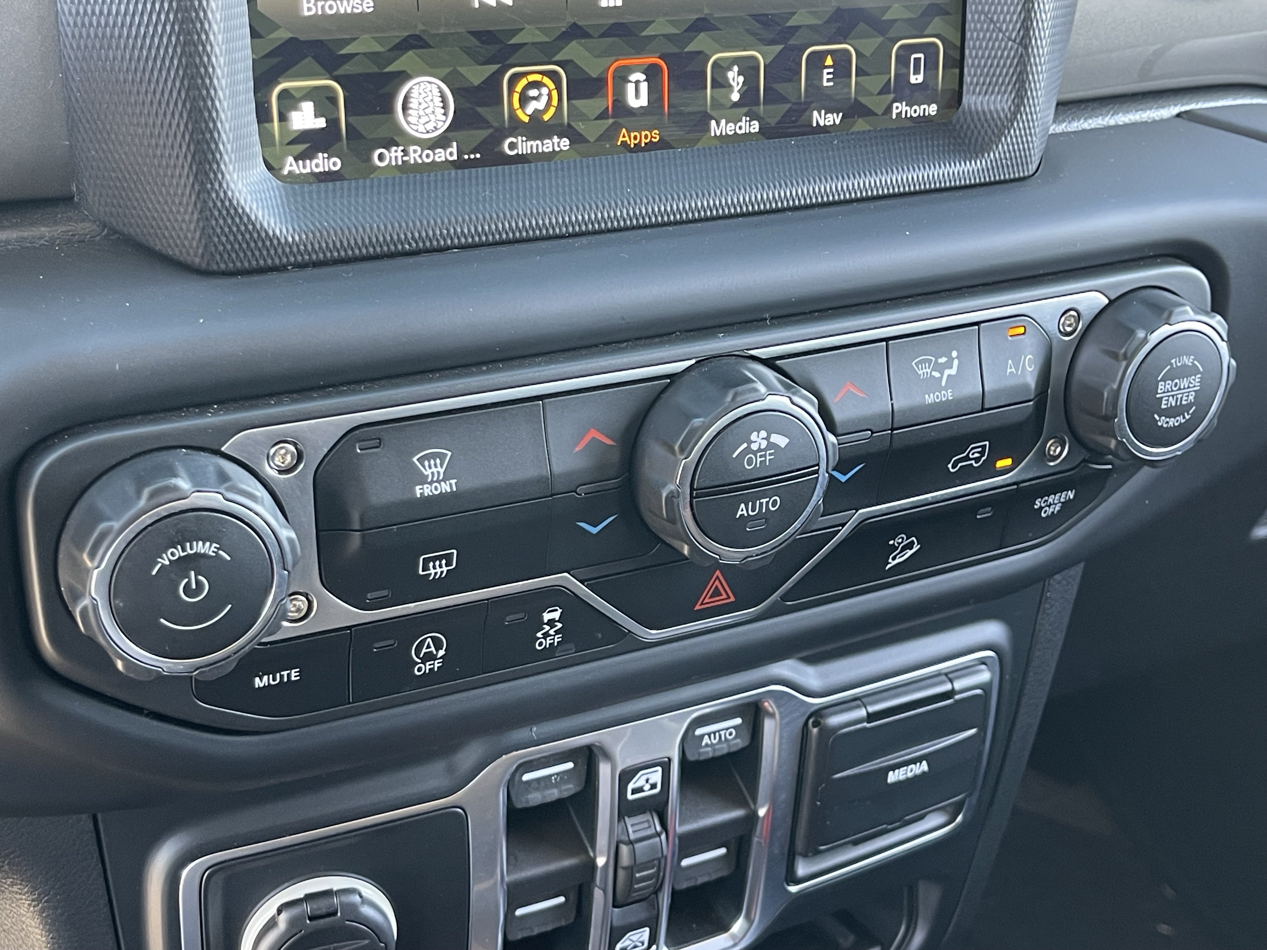 Used 2018 Jeep Wrangler Unlimited Sahara w/ Uconnect 4C Nav & Sound Group AWD/4WD image 24