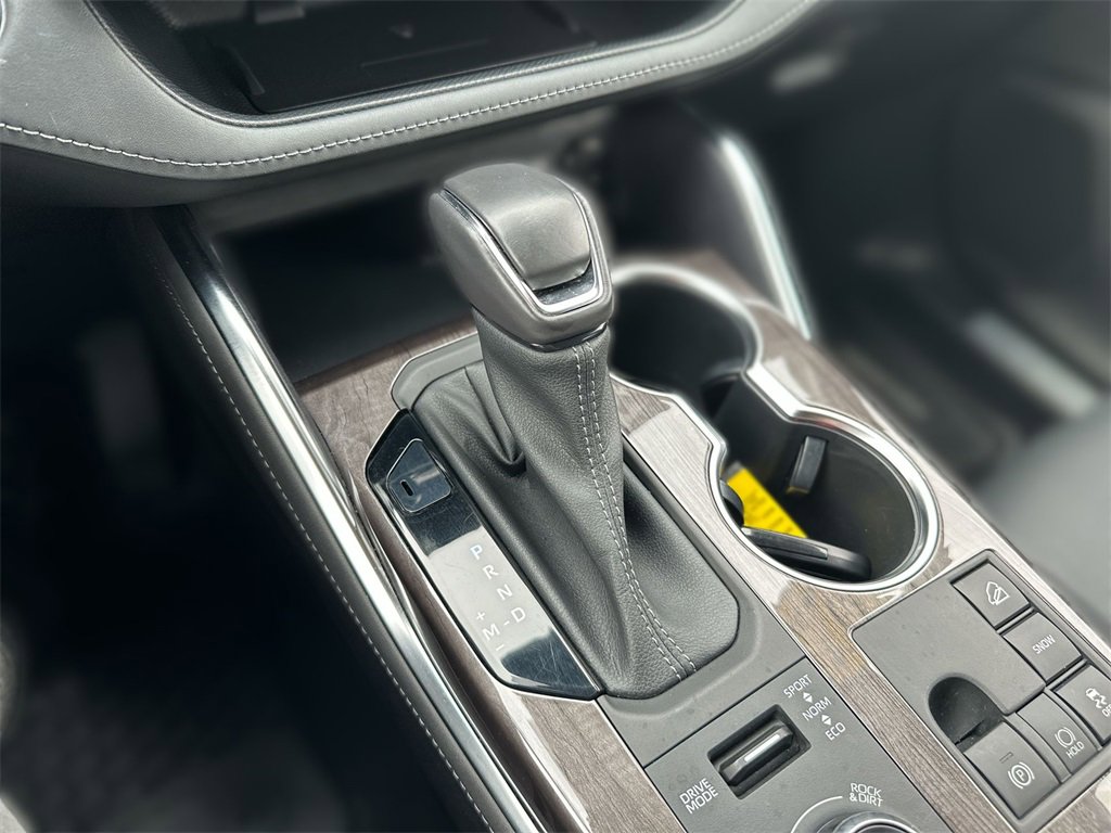 Used 2023 Toyota Highlander Limited image 22