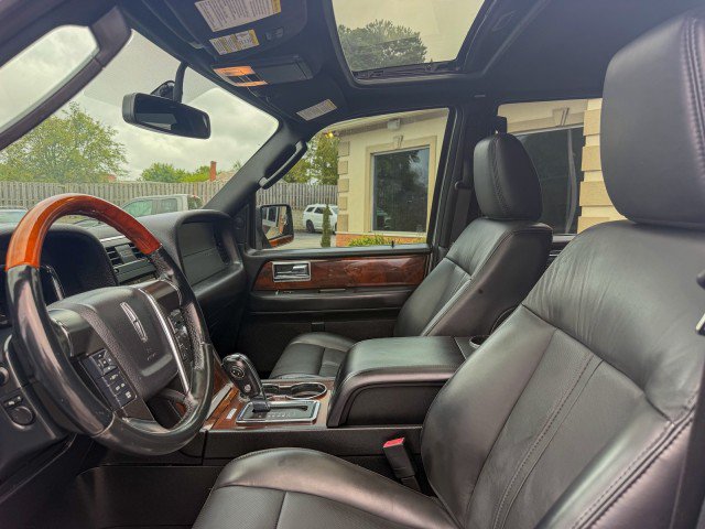 Used 2017 Lincoln Navigator L Select RWD image 6