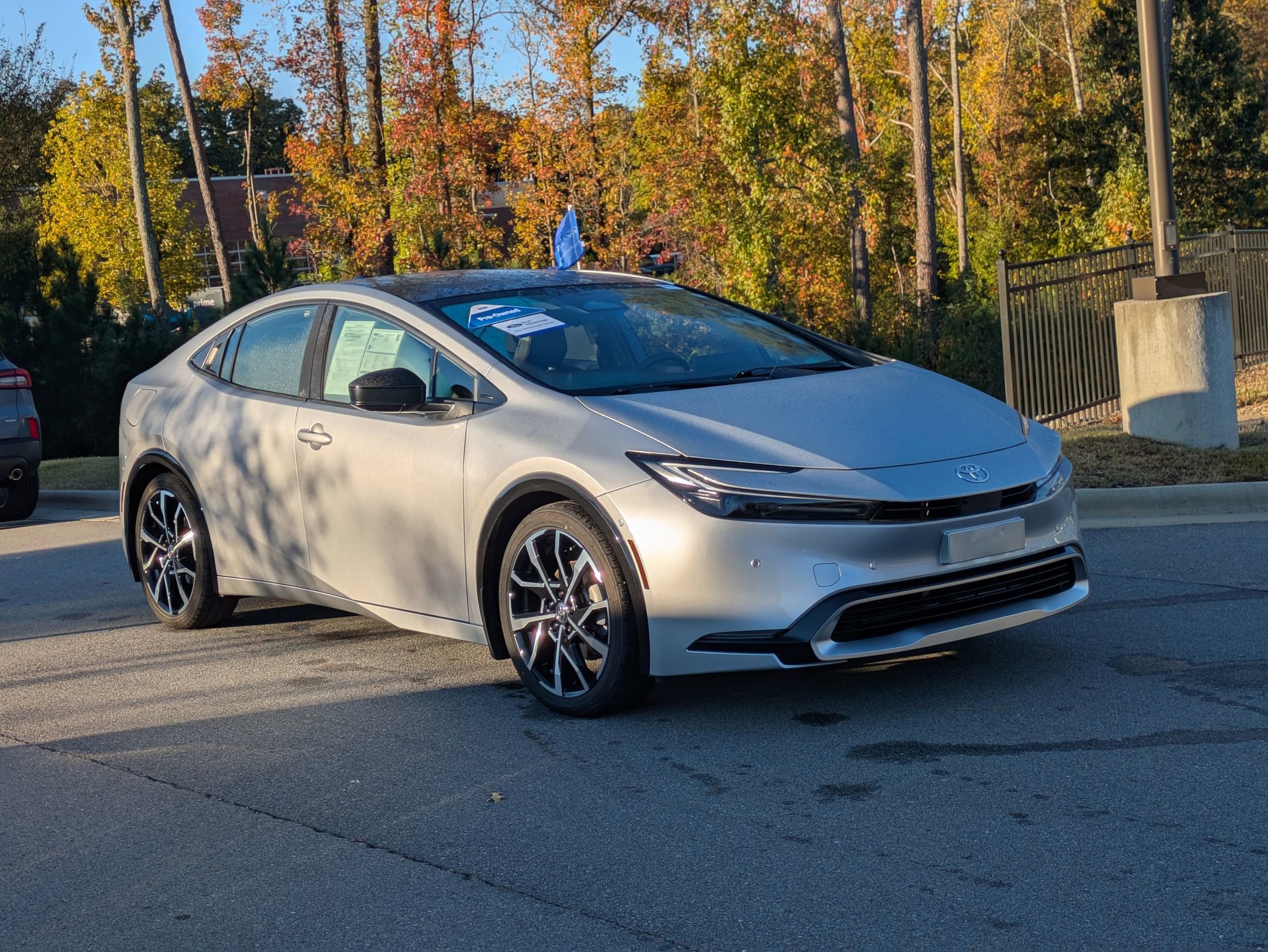 Used 2025 Toyota Prius Plug-In Hybrid image 1