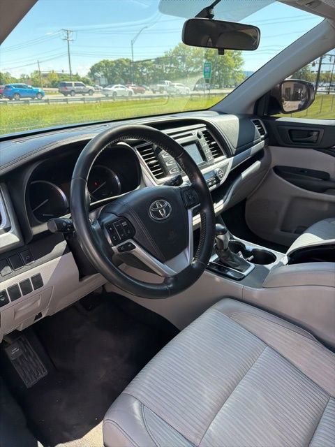 Used 2015 Toyota Highlander Plus FWD image 10