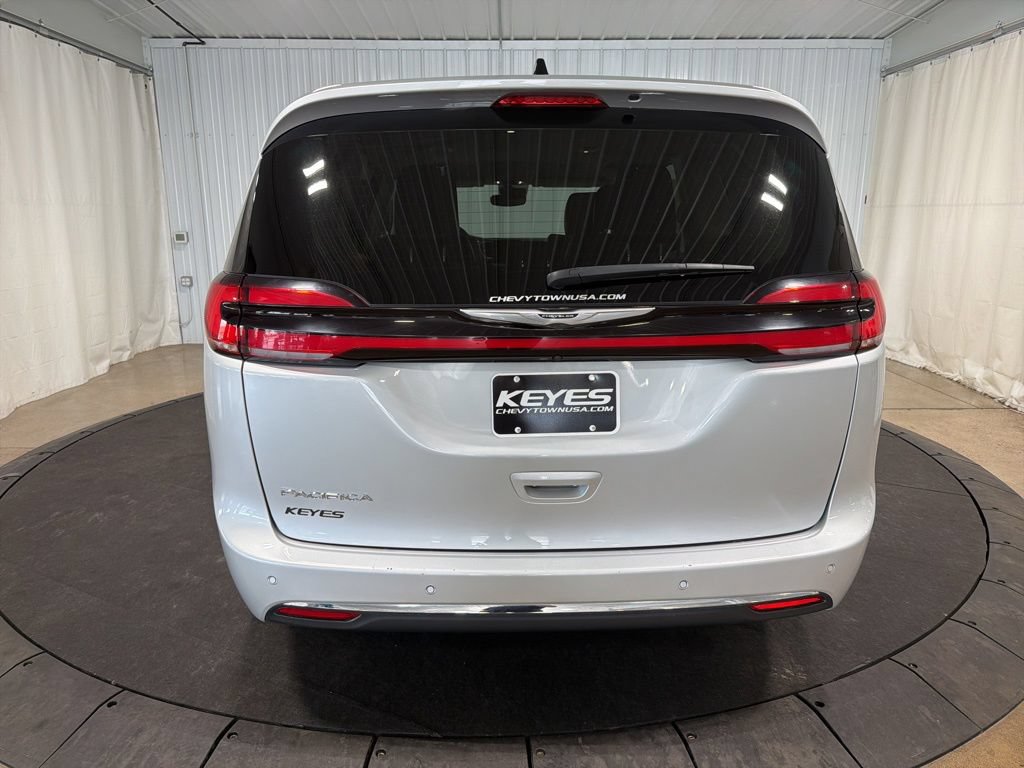 Used 2024 Chrysler Pacifica Touring-L FWD image 7