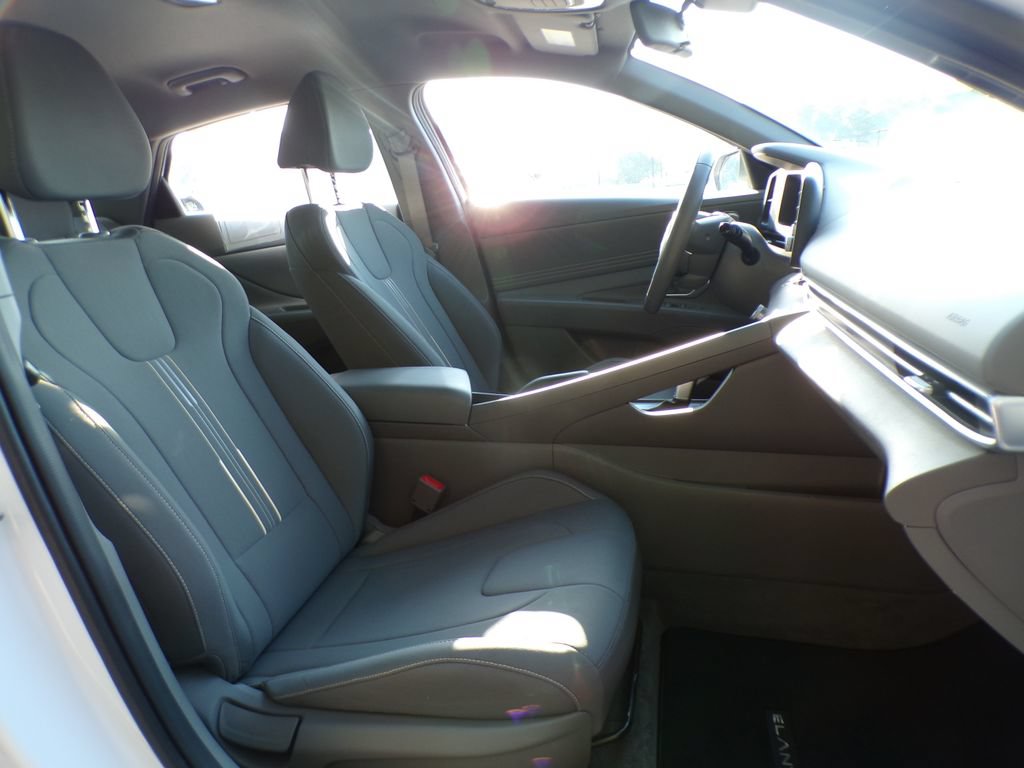 Certified 2025 Hyundai Elantra Sport FWD image 15