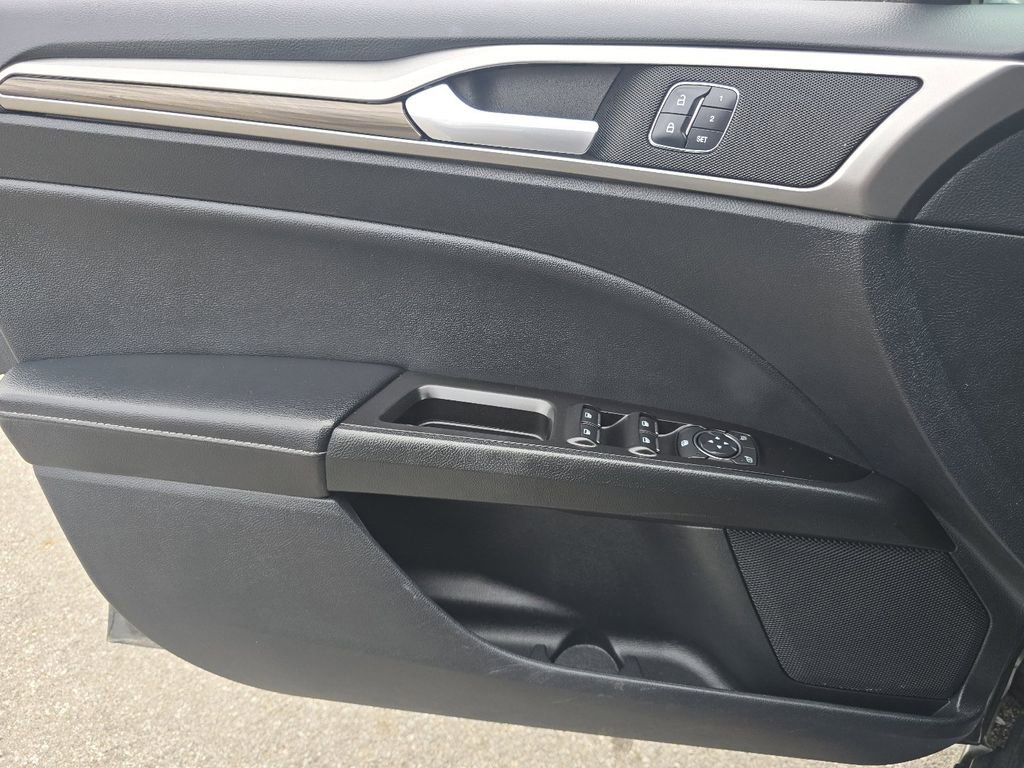 Used 2018 Ford Fusion SE w/ Fusion SE Technology Package image 24