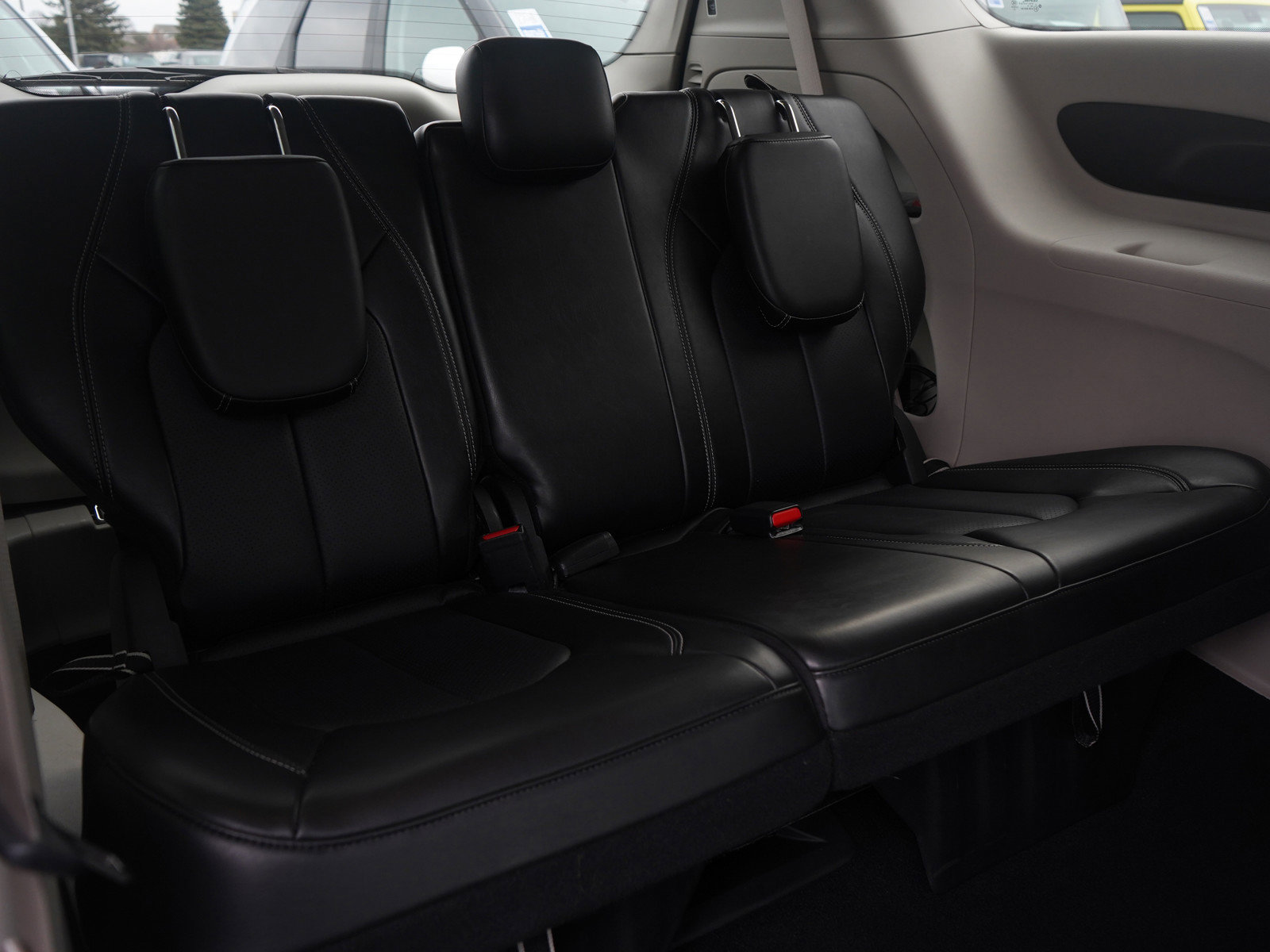 Used 2024 Chrysler Pacifica Touring-L image 14