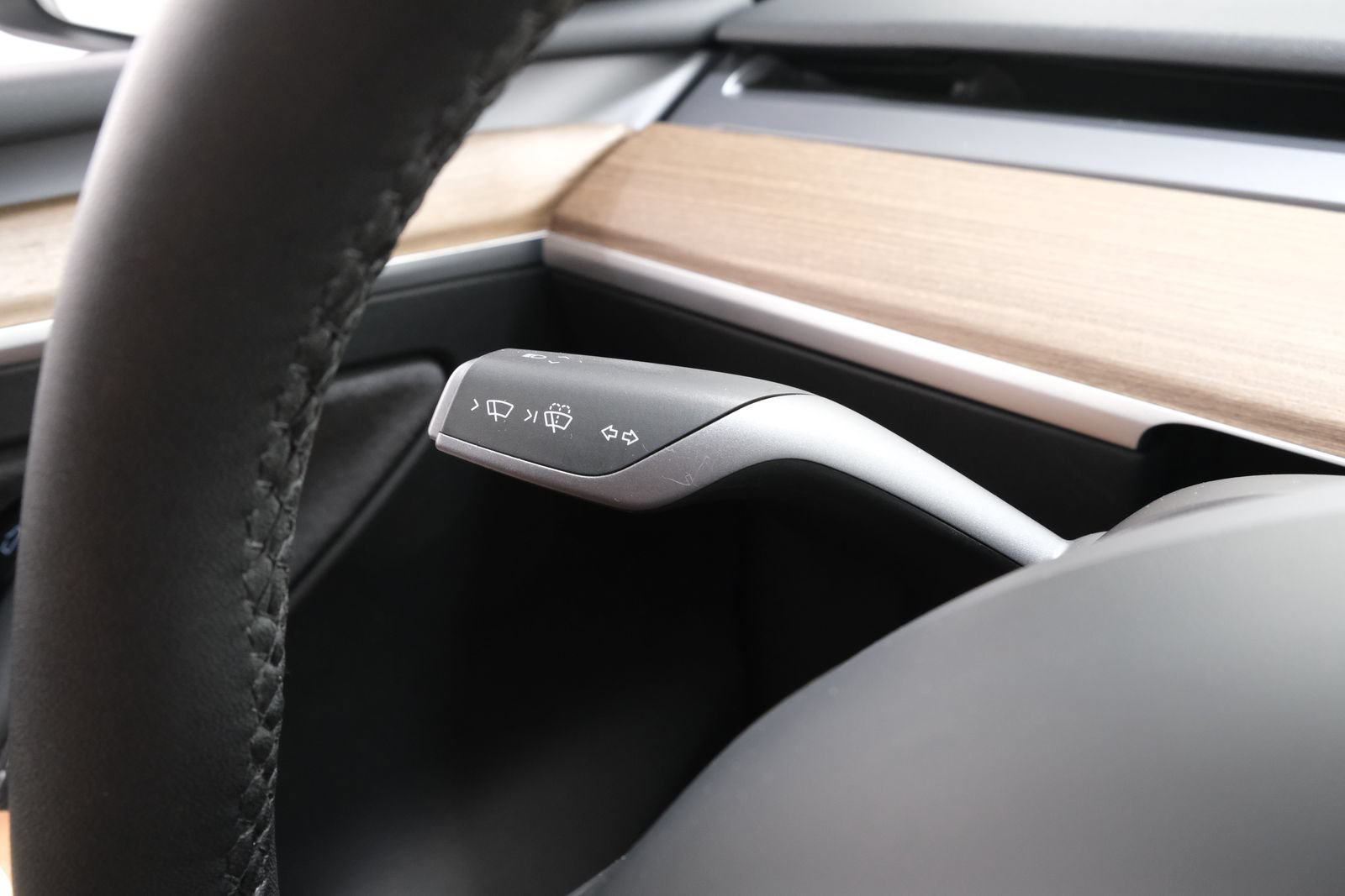 Used 2024 Tesla Model Y Long Range AWD/4WD image 16