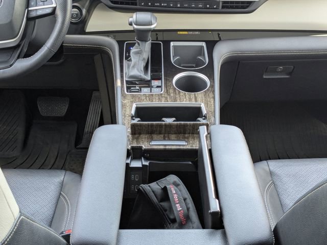 Used 2025 Toyota Sienna Platinum FWD image 28
