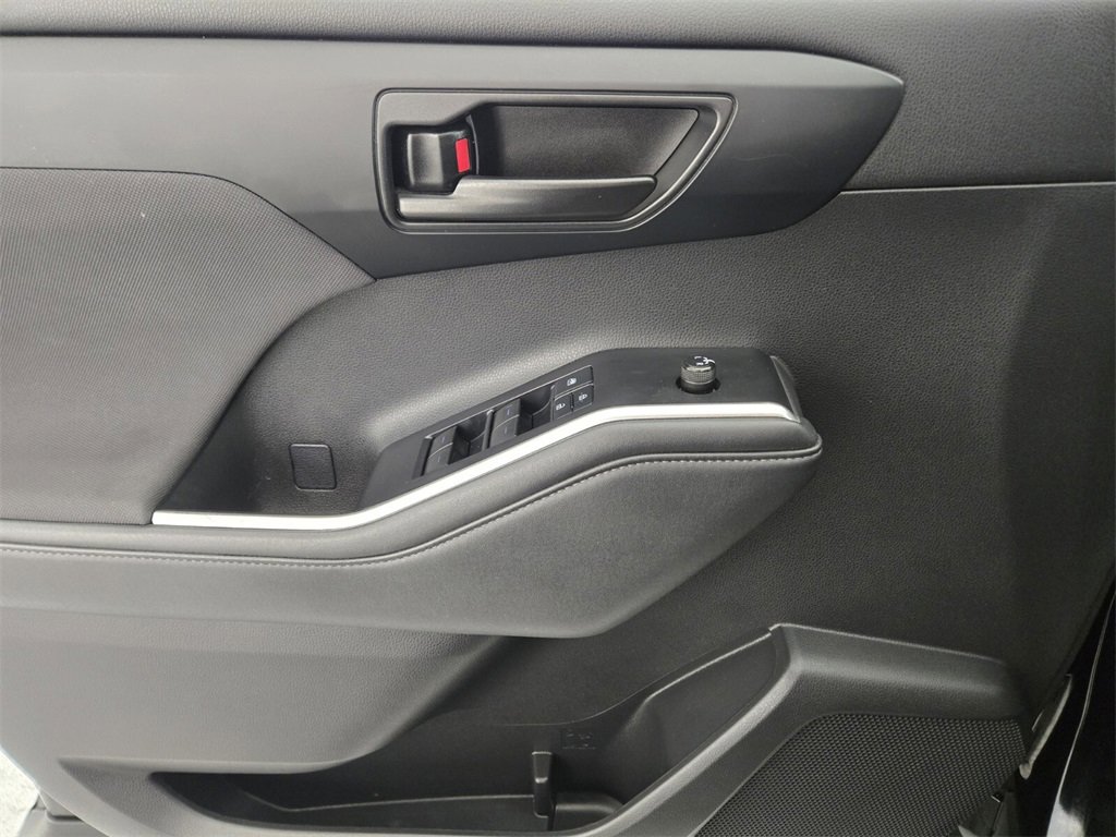 Used 2022 Toyota Highlander LE image 23