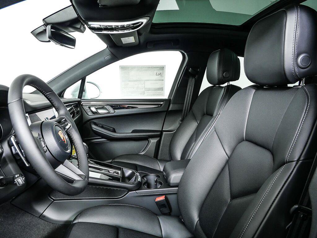 Certified 2026 Porsche Macan Turbo AWD/4WD image 5