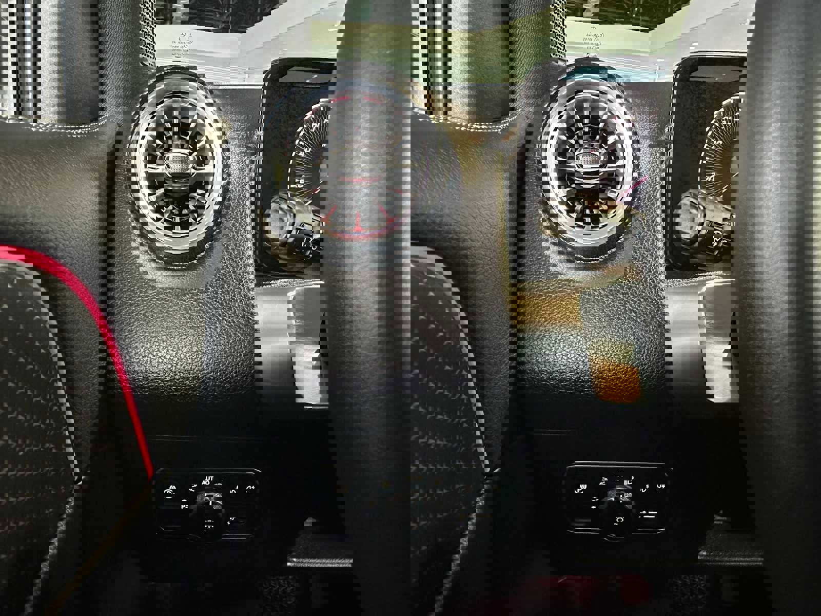 Used 2025 Mercedes-Benz GLB 250 4MATIC image 32