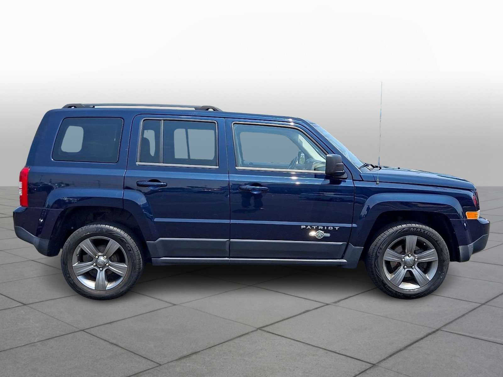Used 2014 Jeep Patriot Latitude w/ Freedom Edition Package FWD image 8
