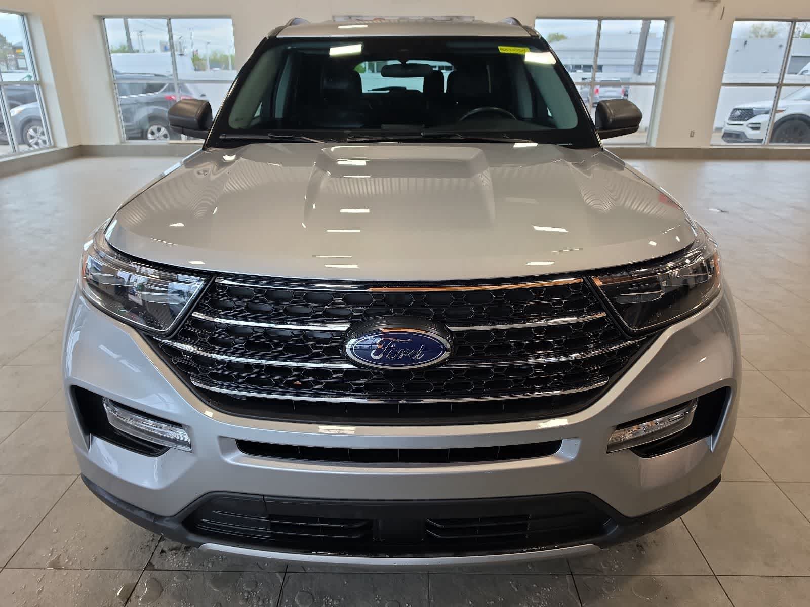 Used 2023 Ford Explorer XLT w/ Equipment Group 202A AWD/4WD image 3