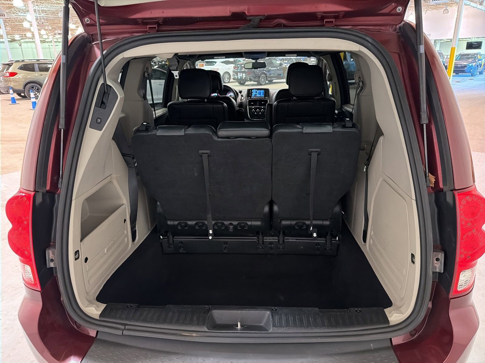 Used 2018 Dodge Grand Caravan SXT image 12