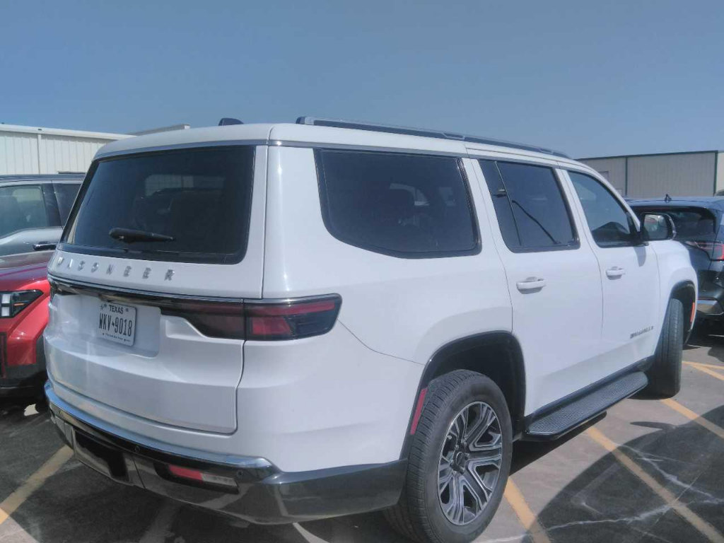 Used 2025 Jeep Wagoneer Series II w/ 8-Passenger Seating Package AWD/4WD image 2