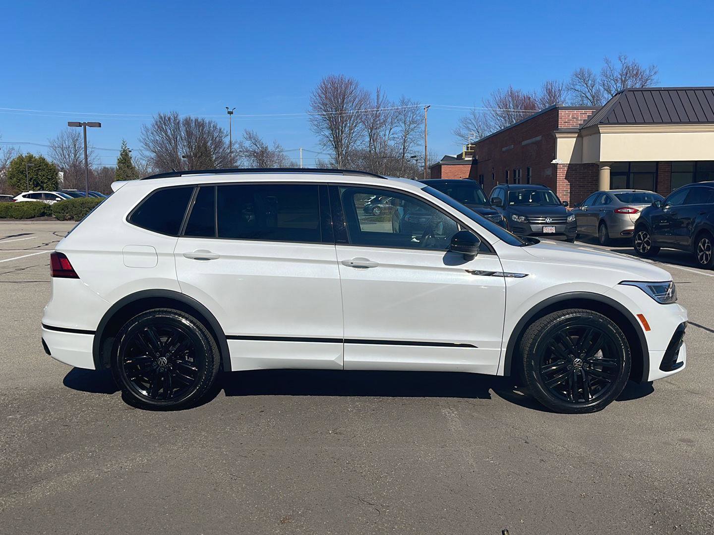 Certified 2022 Volkswagen Tiguan SE R-Line image 4