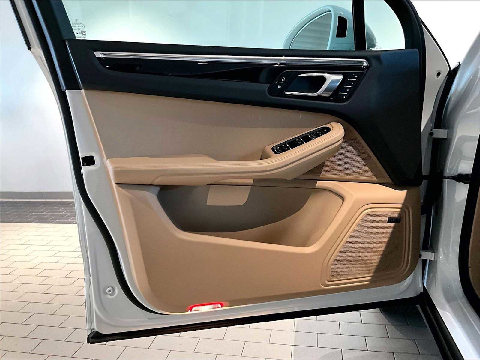 Used 2025 Porsche Macan image 26