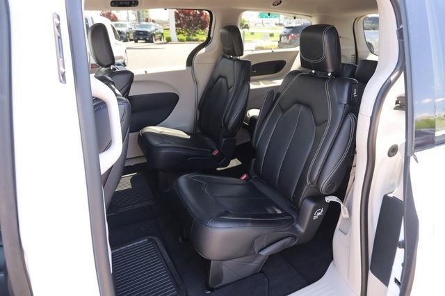 Used 2023 Chrysler Pacifica Touring-L w/ Uconnect Theater Family Group AWD/4WD image 10