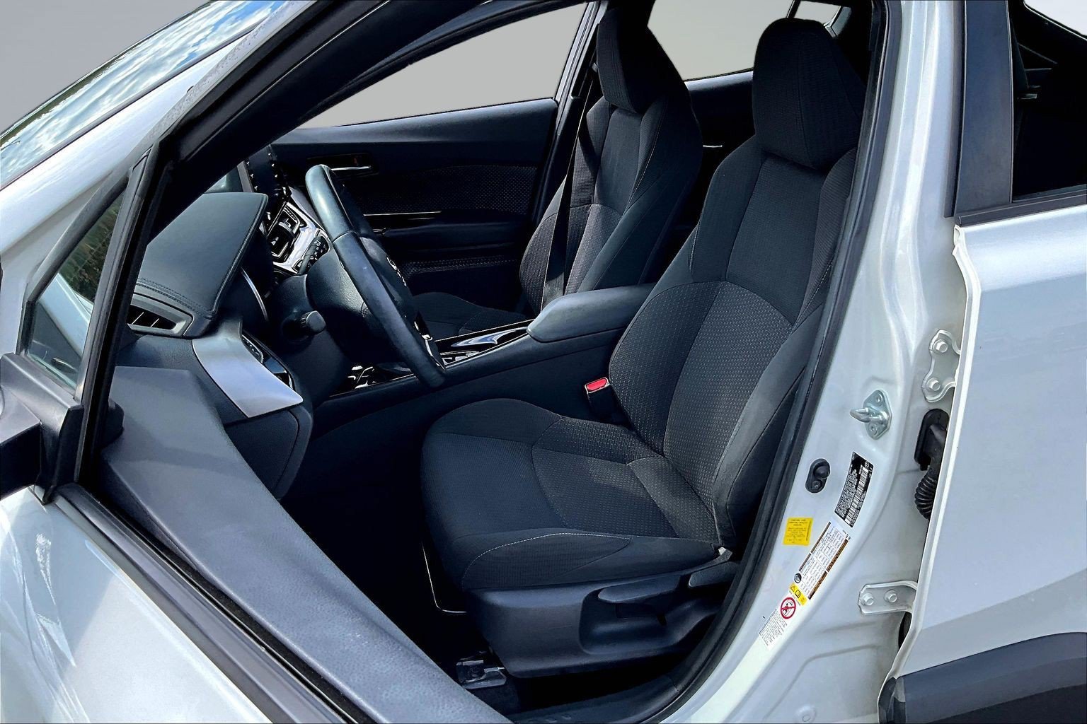 Used 2019 Toyota C-HR XLE FWD image 17