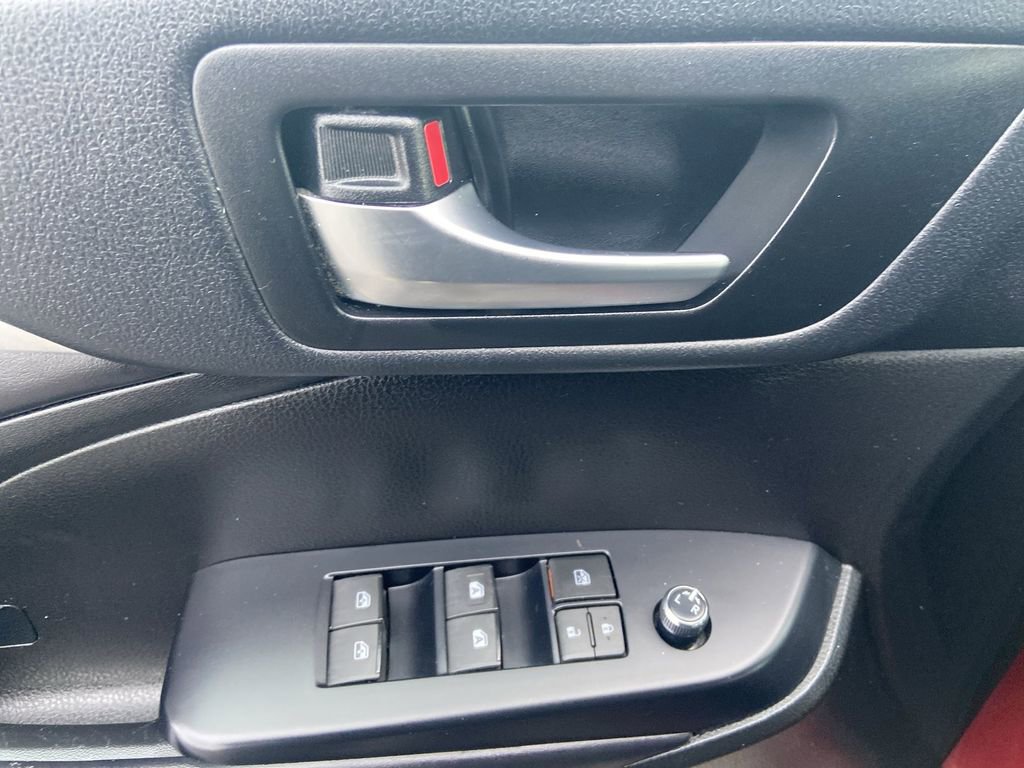 Used 2018 Toyota Highlander SE w/ Protection Package #3 image 24